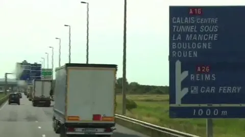 Imigranci wskakują na wjeżdżające ciężarówki