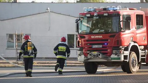 W poniedziałek strażacy gasili pożar hali w Bralinie 