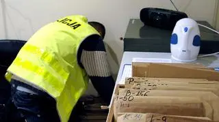 Lekarz wynosił karty pacjentów