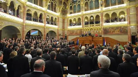 AI: konstytucja Węgier łamie prawa człowieka