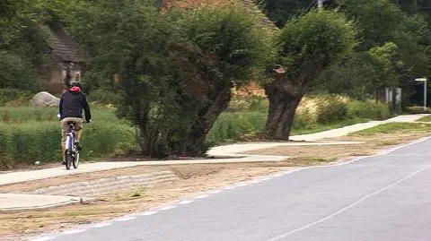 Chodnik poprowadzony jest zygzakiem