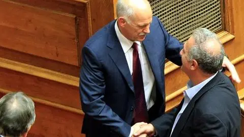 Papandreu przetrwał. 
 Co dalej z Grecją?