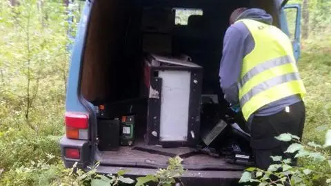 Wyrwali bankomat i zabrali pieniądze. Policja szuka sprawców