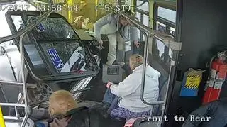 USA. Samochód osobowy wbił się w bok autobusu