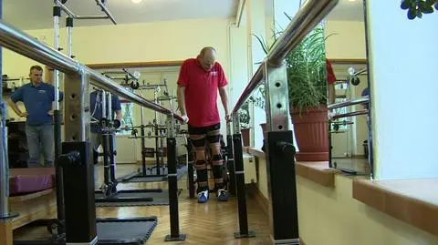 Chodzi z balkonikiem, kopie piłkę. Rok temu był sparaliżowany od pasa w dół