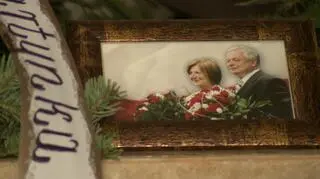 Zdjęcie pary prezydenckiej na grobowcu na Wawelu