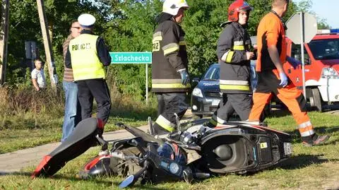 Skuter zderzył się z autem. 17-latek z urazem głowy w szpitalu 