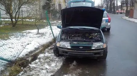 Pijany kierowca wjechał w ogrodzenie i uciekł