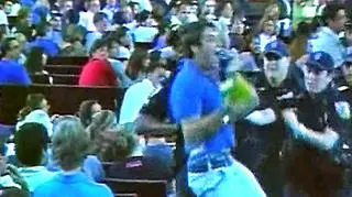 Paralizator i 50 tys. woltów. Przy użyciu takich środków amerykańska policja okiełznała studenta, który przerwał wystąpienie senatora Johna Kerry'ego. Do zdarzenia doszło na Uniwersytecie Florydy. Student został zatrzymany i spędził noc w areszcie. (Reuters)