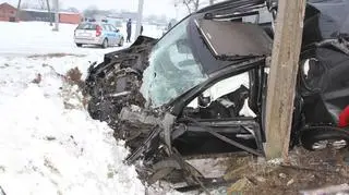 Kierowca nissana wjechał pod nadjeżdżającą lokomotywę