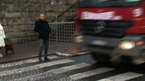 Piesi bardziej uprzywilejowani? Spór o pierwszeństo na zebrze