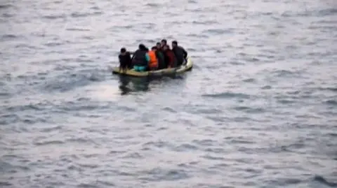 Woda wyrzuciła na brzeg przedmioty należące do imigrantów