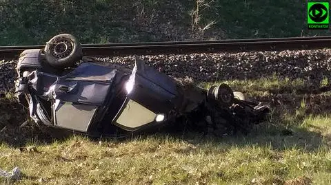 Auto wjechało pod szynobus. Ranna jedna osoba