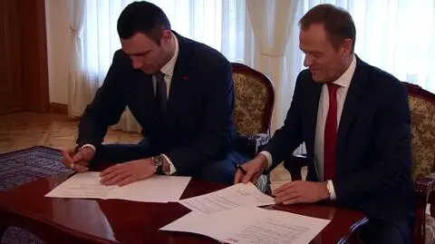 Donald Tusk i Witalij Kliczko podpisują umowę o współpracy 
