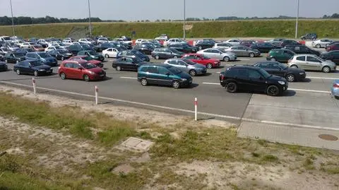 Autostrada stoi, 
bo kierowcy szukają drobnych