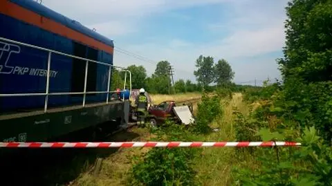 Samochód wjechał w pociąg, kierowca nie żyje. Zlekceważył znak?