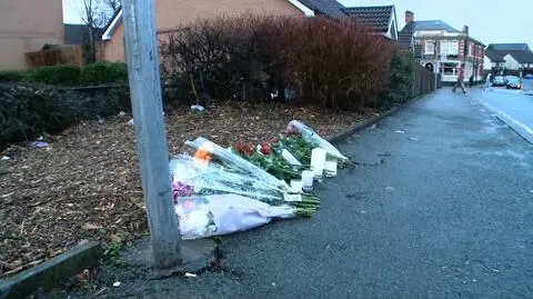 Sąsiedzi przynoszą kwiaty, palą się znicze