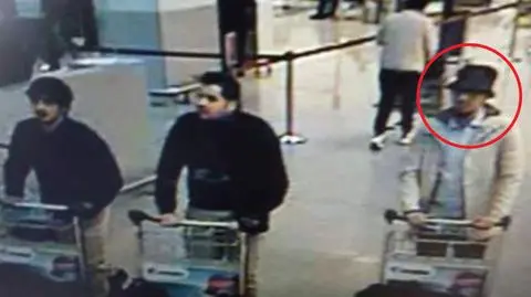 Według policji mężczyzna w kapeluszu to Faycal Cheffou