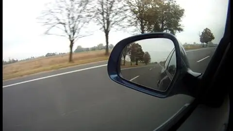 Dzieci za kierownicą. Rozbiły fiata na drzewie