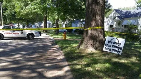 Martwy dwulatek w St. Louis. Policja: znalazł broń i postrzelił się