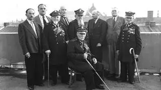 Weterani powstania styczniowego na dachu Pałacu Prasy. Siedzi Wiktor Malewski. Stoją od lewej: Antoni Suss, Mamert Wandali, Walenty Milczarski, sierpień 1939