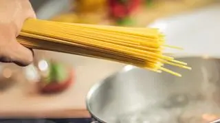 Zagadka łamania spaghetti doprowadziła między innymi do konkursów budowy mostów z tego makaronu