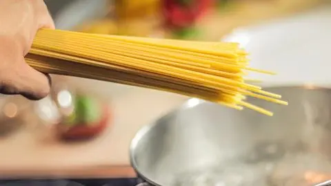 Naukowcy odkryli, jak łamać makaron spaghetti