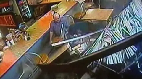 Samochód uderzył w restaurację