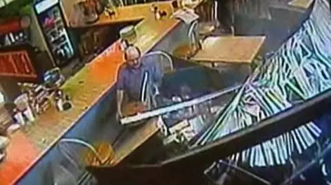 W restauracji "zmasakrował" go... samochód