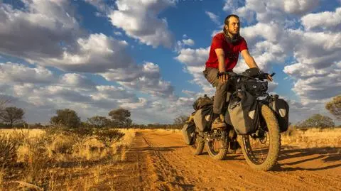 Mężczyzna samotnie pokonał australijskie pustynie na rowerze