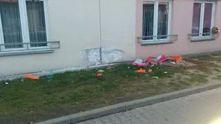 Pijany kierowca rozjechał piaskownicę i uderzył w blok