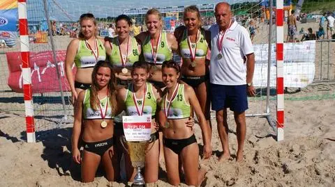 Mistrzowski skład Pyrek: górny rząd od lewej: Florentyna Pawlak, Ewa Wozińska, Weronika Łakomy, Roksana Szmańska, Stanisław Igel (trener); dolny rząd od lewej: Marta Łyszczyk, Sylwia Bartkowiak, Karolina Peda