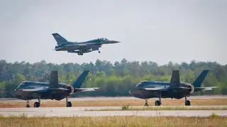 Dwa F-35 szykujące się do startu za F-16 w bazie Eglin
