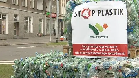 Sprasowane plastikowe butelki mają przypominać mieszkańcom Wałbrzycha o problemie