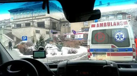 Karetki czekają pod szpitalem. "Oddziałów ratunkowych jest za mało"