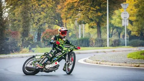 Żużlowiec Kacper Woryna pozował 7 sekund na rondzie