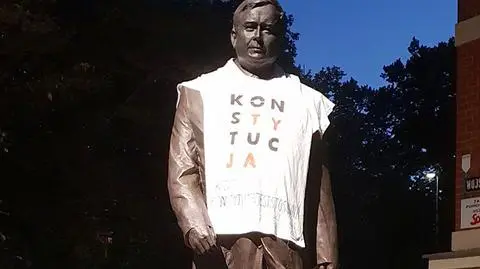 Śledztwo w sprawie koszulki na pomniku umorzone