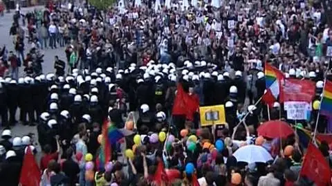 Przepychanki przeciwników Marszu z policją