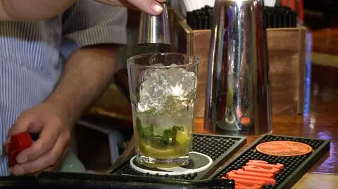 Dla niektórych niewidomych robienie drinków może być sposobem na życie
