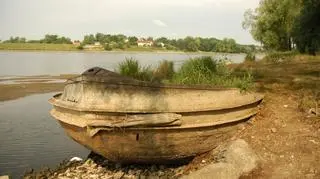 Na brzegu Odry odkryto starą barkę 