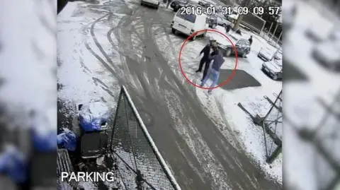 Jelenia Góra: z łomem na klienta baru. Rusza proces policjantów