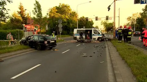 Zderzenie busa Służby Więziennej i skody we Wrocławiu