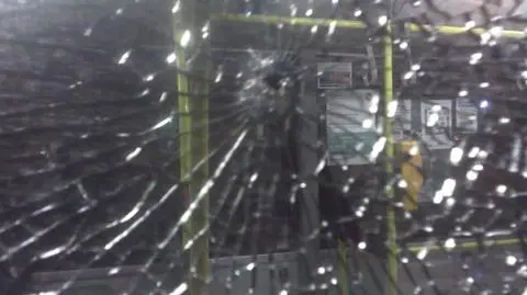 Ktoś ostrzelał autobus pełen pasażerów. "Centymetry od tragedii"