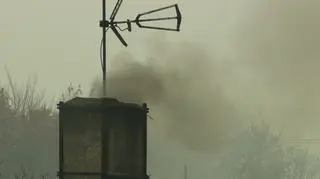 Mężczyzna palił w piecu odpadami