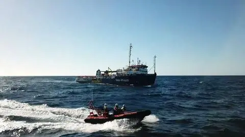 Jednostka Sea Watch 3 czekała wiele dni na morzu (materiał "Faktów" TVN z 2 stycznia)