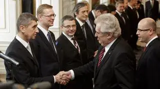 Prezydent Milosz Zeman (po prawej) i nowy minister finansów Andrej Babisz. W tle reszta nowego gabinetu