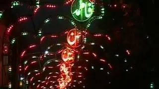 Jeśli Iran kojarzy ci się głównie z islamską rewolucją, programem nuklearnym i porwaniami byrtyjskich marynarzy, to pamiętaj, że to nie jedyne oblicze kraju. Współcześni Persowie potrafią się bawić - np. na urodzinach imama zaginionego w IX w. (APTN)