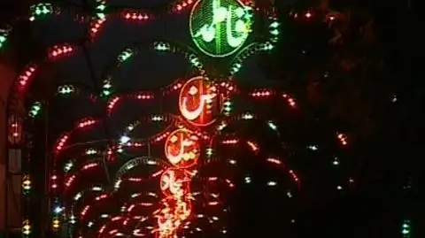 Jeśli Iran kojarzy ci się głównie z islamską rewolucją, programem nuklearnym i porwaniami byrtyjskich marynarzy, to pamiętaj, że to nie jedyne oblicze kraju. Współcześni Persowie potrafią się bawić - np. na urodzinach imama zaginionego w IX w. (APTN)