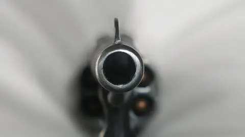 Niegroźny pistolet przerobił na broń, postrzelił się po pijaku