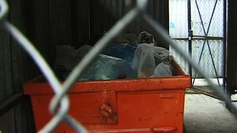 Zwłoki noworodka na śmietniku